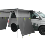 Outwell Fallcrest Seitenpanel Set an Campingbus-Markise montiert